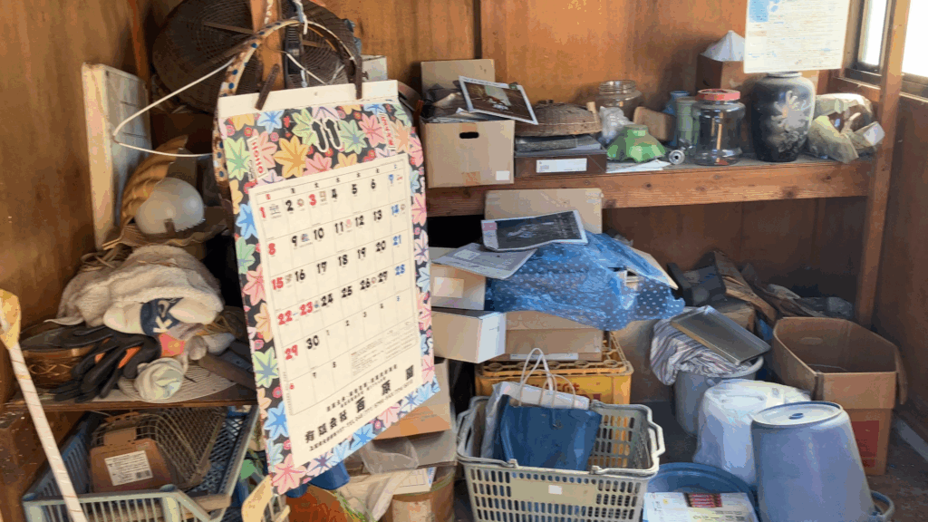 埼玉県鴻巣市の空き家の不用品処分作業の写真