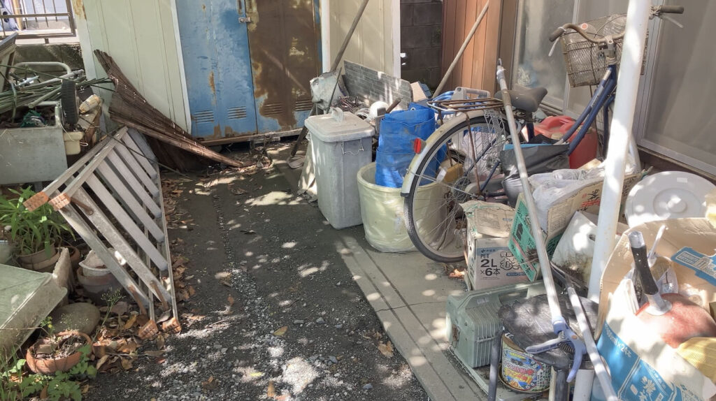 埼玉県熊谷市で空き家の庭の片付け作業の写真